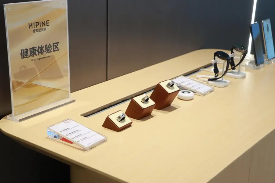 Hipine makes gold watches
